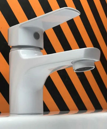 Смеситель Orange Loop M26-021w для раковины, белый